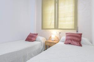 Posteľ alebo postele v izbe v ubytovaní WintowinRentals Ubicación fabulosa, completo apartamento con Parking en el Soho de Málaga