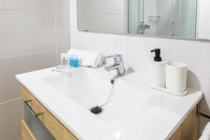 Kúpeľňa v ubytovaní WintowinRentals Ubicación fabulosa, completo apartamento con Parking en el Soho de Málaga