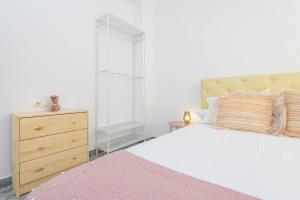 Posteľ alebo postele v izbe v ubytovaní WintowinRentals Ubicación fabulosa, completo apartamento con Parking en el Soho de Málaga