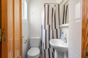 Kúpeľňa v ubytovaní WintowinRentals Ubicación fabulosa, completo apartamento con Parking en el Soho de Málaga