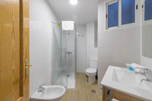 Kúpeľňa v ubytovaní WintowinRentals Ubicación fabulosa, completo apartamento con Parking en el Soho de Málaga