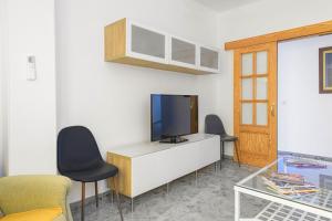 Televízia a/alebo spoločenská miestnosť v ubytovaní WintowinRentals Ubicación fabulosa, completo apartamento con Parking en el Soho de Málaga