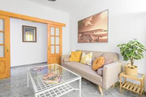 Posedenie v ubytovaní WintowinRentals Ubicación fabulosa, completo apartamento con Parking en el Soho de Málaga
