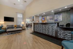 a lobby with a waiting area and a bar at Best Western Plus Cold Spring in Plymouth