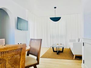 sala de estar con cama, mesa y sillas en CIH Apartments, en Puerto del Carmen