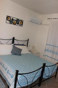 a bedroom with a bed with a blue comforter at Casa Martina in Pula