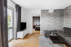 sala de estar con sofá y TV en Best Western Hotel Tranas Statt en Tranås