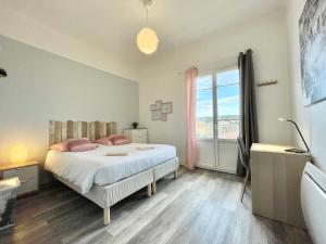 een slaapkamer met een bed en een groot raam bij Le Panoramique Salonais in Salon-de-Provence
