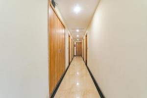 un couloir vide dans un bâtiment avec couloir dans l'établissement FabHotel The Nawab's, à Nalmatha