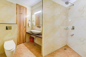 een badkamer met een toilet, een wastafel en een douche bij FabHotel The Nawab's in Nalmatha