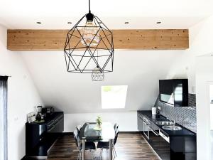 uma sala de jantar com mobiliário preto e uma luz deslumbrante em Amazing & design 2-room apartment near Cologne em Trompete