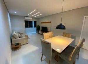 ein Wohnzimmer mit einem Esstisch und einem Sofa in der Unterkunft Apartamento moderno em Copacabana in Rio de Janeiro