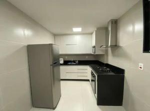 eine Küche mit einem Kühlschrank und einem Herd in der Unterkunft Apartamento moderno em Copacabana in Rio de Janeiro