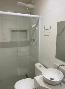 ein Bad mit einer Dusche, einem WC und einem Waschbecken in der Unterkunft Apartamento moderno em Copacabana in Rio de Janeiro