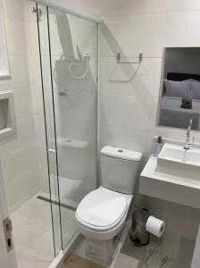 y baño con aseo, ducha y lavamanos. en Apartamento moderno em Copacabana, en Río de Janeiro