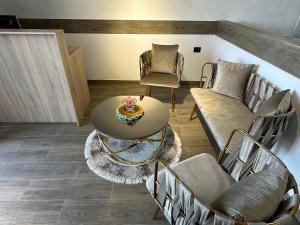 Istumisnurk majutusasutuses four generation hotel