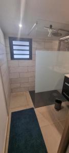 BellemèneにあるMazhevenのバスルーム(シャワー、洗面台付)、窓が備わります。