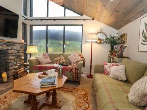 una sala de estar con un sofá y una mesa en The Badger's Shack, en Kendal
