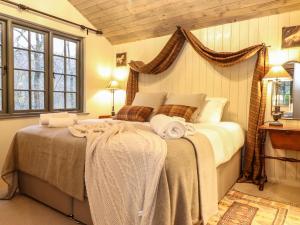 una camera con un grande letto di The Badger's Shack a Kendal