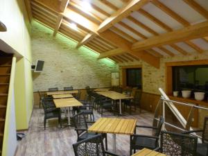 comedor con mesas y sillas de madera en La SERPAUDERIE en Saint-André-de-Lidon