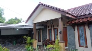 a house with a red roof at Omah Pikatan Homestay in Jarakan