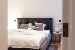 Postel nebo postele na pokoji v ubytování Arboro Blanco, premium designer decorated App