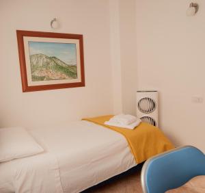 - une chambre avec deux lits et une chaise bleue dans l'établissement Sotza’s Little House, à Padru