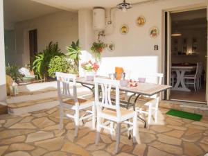 a dining room with a table and chairs at Sotza’s Little House in Padru