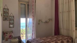 una camera con letto e finestra con vista di La Rosa Dei Venti a Villa San Giovanni