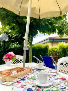 een tafel met croissants en bekers erop bij Residence il Faro in Marina di Monasterace