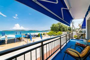 een balkon met uitzicht op het strand en de oceaan bij Upper Deck Apt. in Néa Péramos