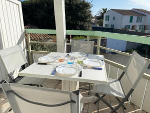 Μπαλκόνι ή βεράντα στο Appartement en duplex avec balcon, 5 minutes plage et centre village