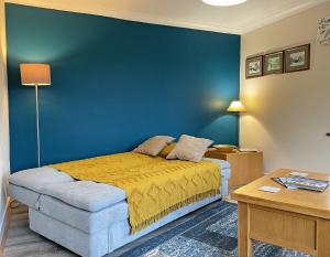 Postel nebo postele na pokoji v ubytování Maesyfelin Isaf Apartment