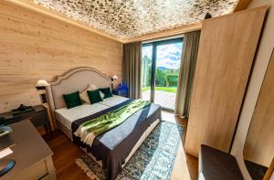 sypialnia z łóżkiem i dużym oknem w obiekcie Wille Mikulski w mieście Krynica Zdrój