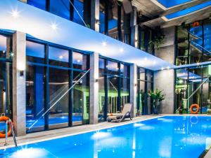 una piscina cubierta en un edificio con ventanas en Balteus Boutique Apartments en Grzybowo