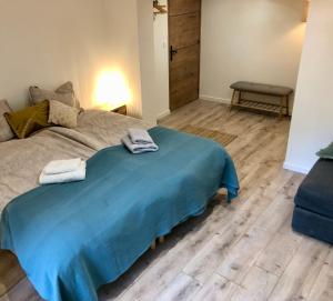 een slaapkamer met een bed met twee handdoeken erop bij Accomodatie in Villa Werschmatt in Kruth