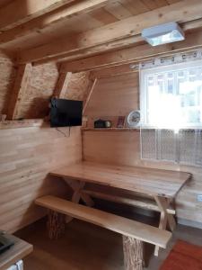 a wooden table in a room with a window at TARA BUNGALOV in Žabljak