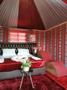 1 dormitorio con 1 cama y 1 silla en Rum titanic camp, en Wadi Rum