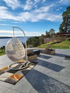 una gran escultura de metal sentada en la parte superior de un patio en Archipelago villa, cabin & sauna jacuzzi with sea view, 30 minutes from Stockholm, en Tyresö