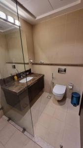 One Bedroom Apartment Muscat Bay في مسقط: حمام فيه مغسلة ومرحاض