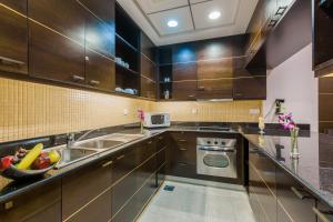 Kuchyň nebo kuchyňský kout v ubytování Park Apartments Dubai, an Edge By Rotana Hotel