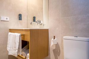 bagno con lavandino e servizi igienici di Teide Rooms a Puerto de Sagunto