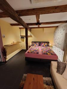 - une chambre avec un lit, un canapé et une table dans l'établissement Studio am Vierwaldstättersee, à Lucerne