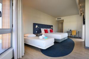 Кровать или кровати в номере Melia Setubal