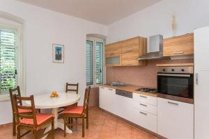 cocina con mesa, mesa y sillas en Apartment Tranquilo, en Dubrovnik