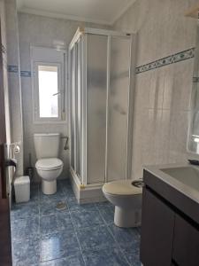 La salle de bains est pourvue de toilettes, d'une douche et d'un lavabo. dans l'établissement Estadio 3, à Cadix