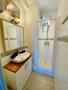 a bathroom with a sink and a shower at ''Luigi'' BALCON SUR LA MER et le Port de Sète in Sète +30 photos