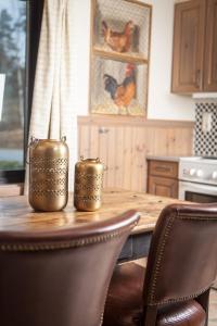 una cocina con una mesa de madera con 2 candelabros. en Daftö Resort, en Strömstad