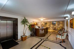 a room with a lobby with a table and chairs at Hotel Art in Buzau