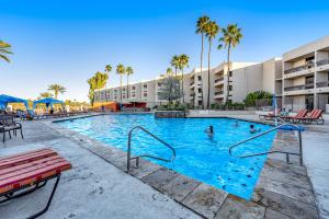 uma piscina num resort com pessoas em Shore Villas #37 em Scottsdale